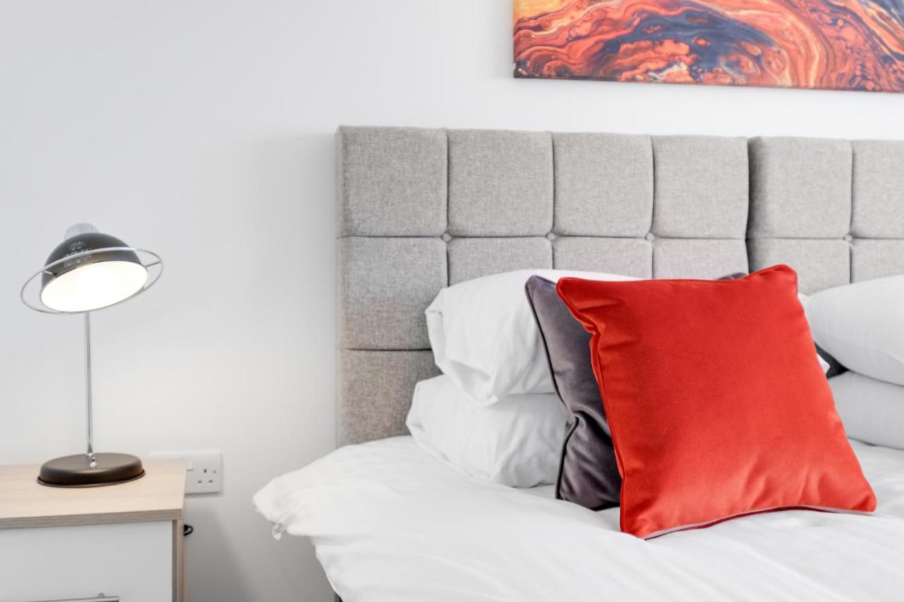 Pinewood Studios, Iver Slough Heathrow 1 & 2 Bedroom Apartments With Parking By Arista Living 외부 사진